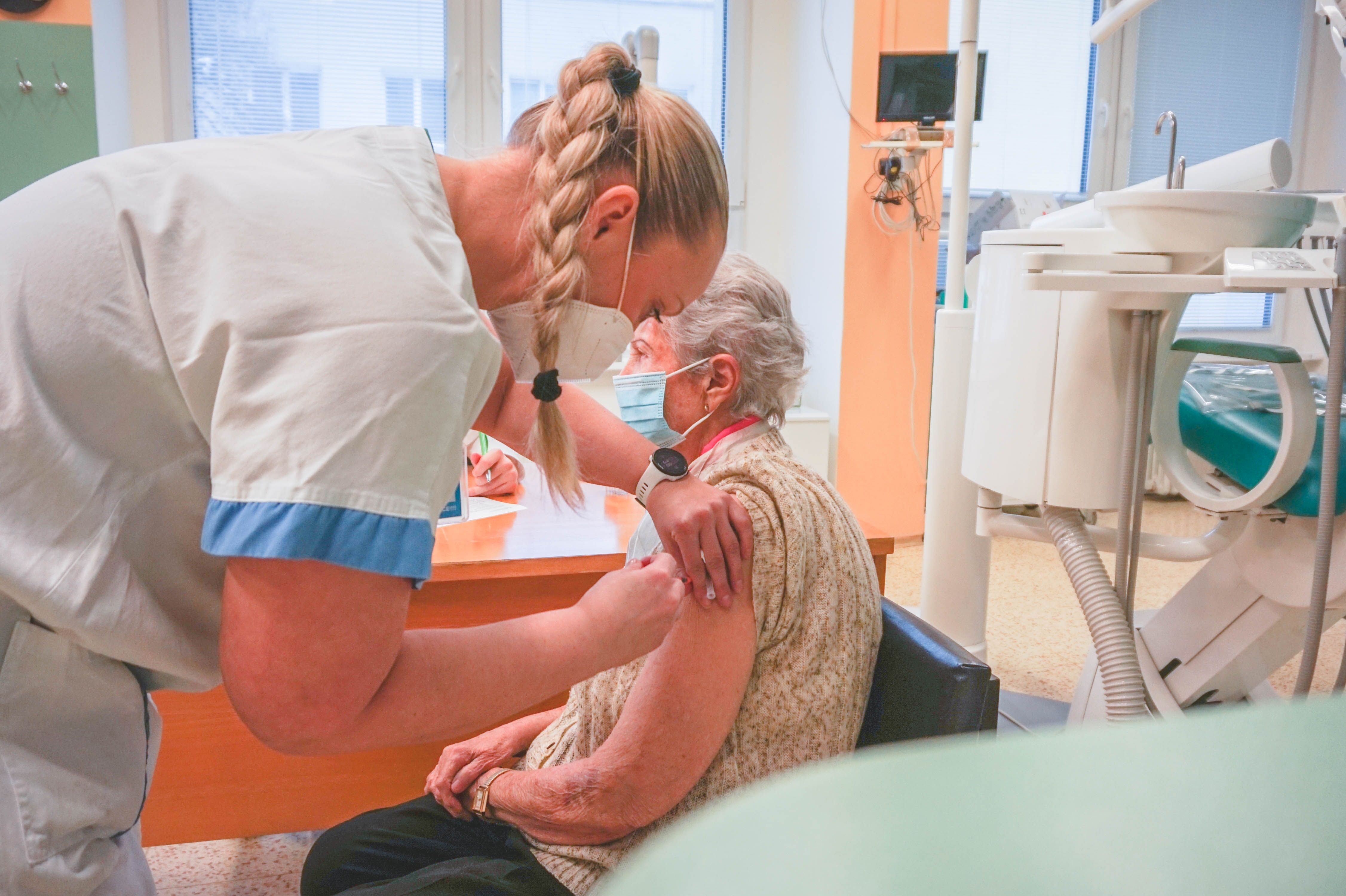 Očkování seniorů v městské nemocnici. Foto: MNOF